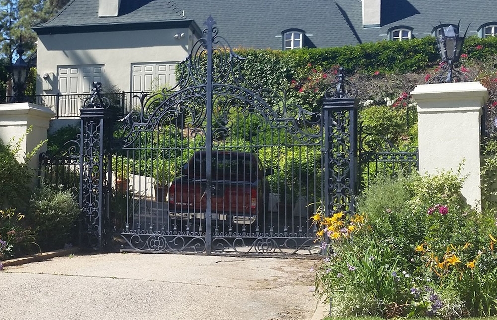 Beautiful Beverly Hills Driveway Vista