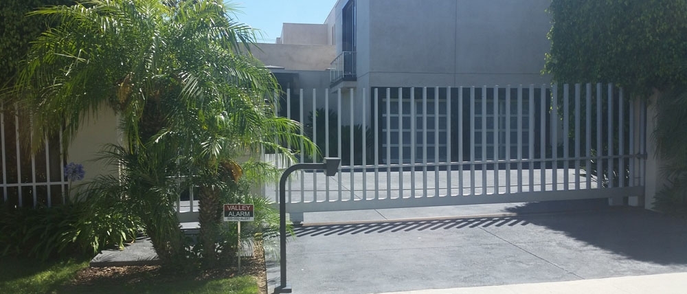 Large Modern Vertical Gate