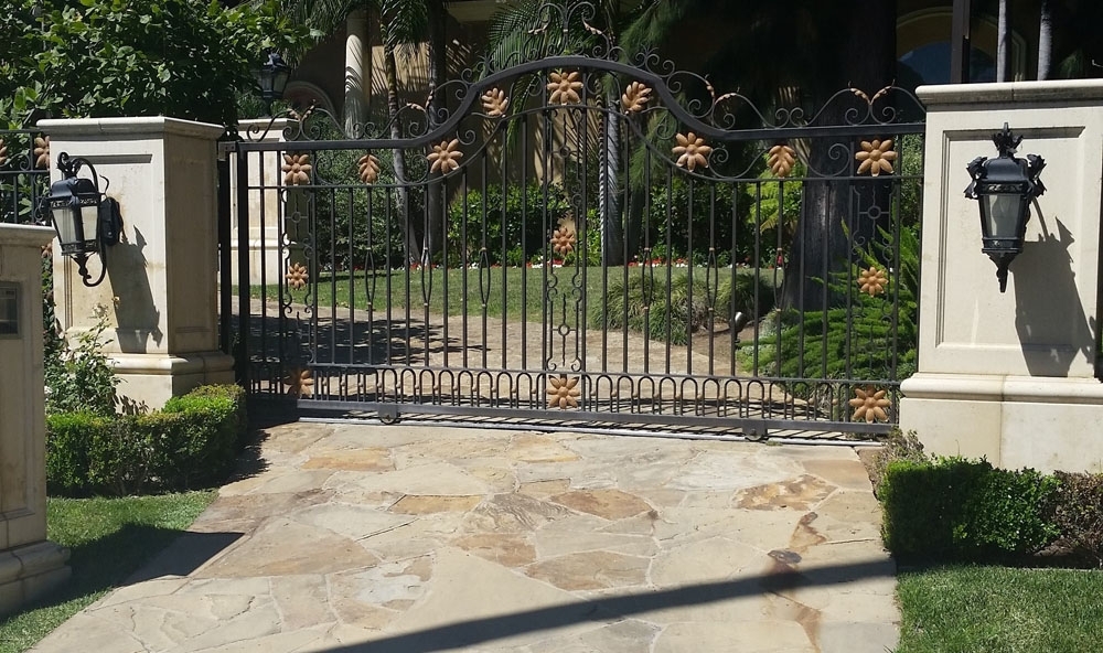 Natural Design Elements Enhance this Los Angeles Gate