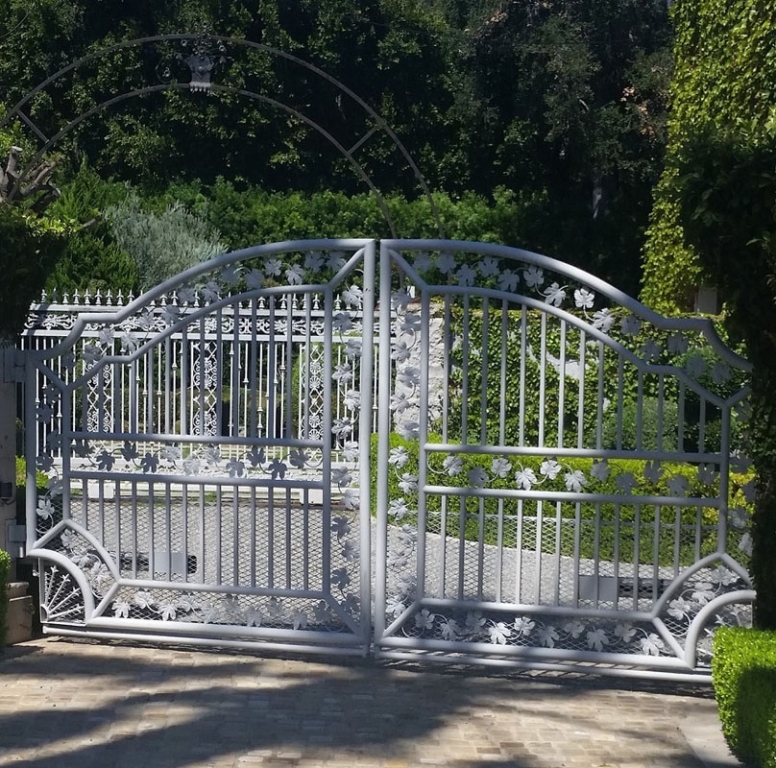 Unique White Dual Sliding Gate