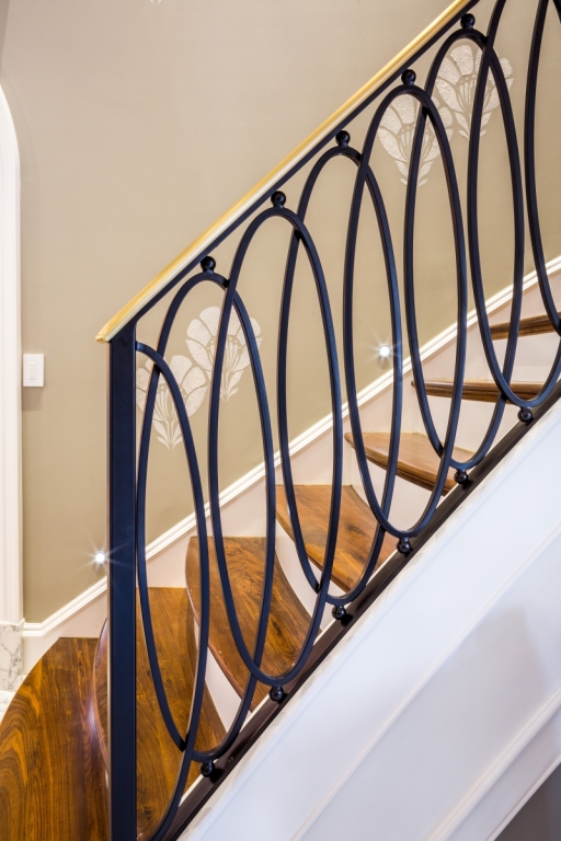 Post-End-at-Bottom-Of-Stair-Set